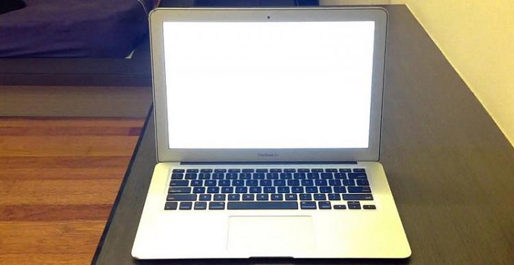 Tìm đúng “thủ phạm” để sửa MacBook bật không lên hình thành công